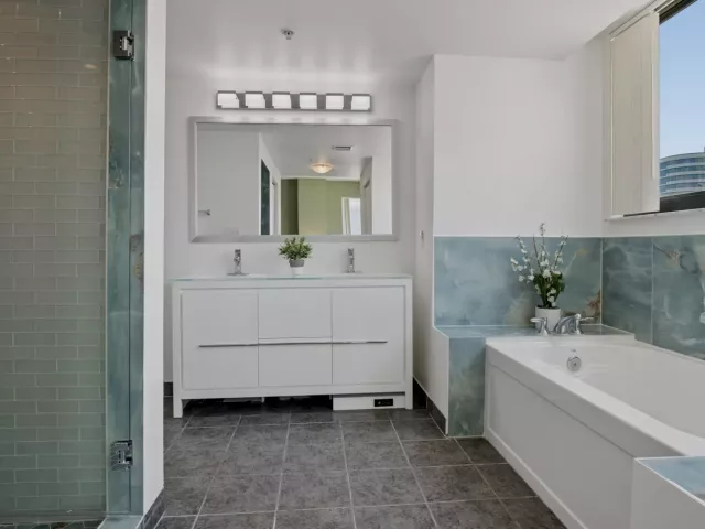 4-bedroom condo for sale in Fort Lauderdale - 110 N Federal Highway PH 3 - MondialRealty