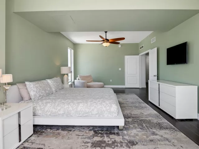 4-bedroom condo for sale in Fort Lauderdale - 110 N Federal Highway PH 3 - MondialRealty