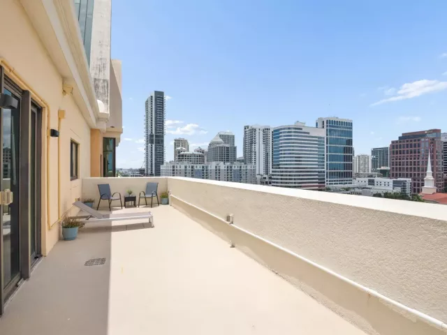 4-bedroom condo for sale in Fort Lauderdale - 110 N Federal Highway PH 3 - MondialRealty