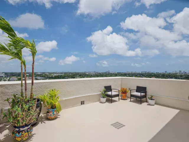 4-bedroom condo for sale in Fort Lauderdale - 110 N Federal Highway PH 3 - MondialRealty