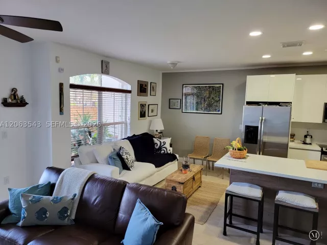 3-bedroom home for sale in Miami - 15375 SW 9th Way - MondialRealty