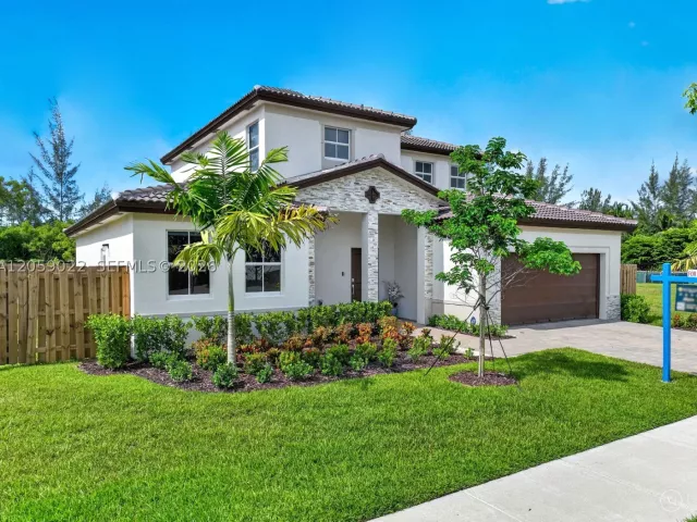 4-bedroom home for sale in Homestead - 2208 SE 30th St - MondialRealty