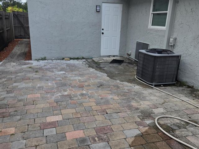 4-bedroom home for rent in Boca Raton - 6420 N DIXIE Highway - MondialRealty