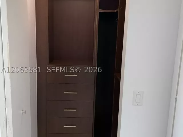 2-bedroom condo for rent in Miami - 1300 Brickell Bay Dr 3204 - MondialRealty