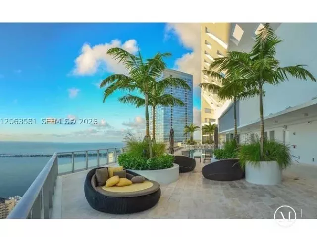 2-bedroom condo for rent in Miami - 1300 Brickell Bay Dr 3204 - MondialRealty
