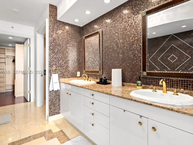 3-bedroom condo for rent in Sunny Isles Beach - 19111 Collins Ave 3406 - MondialRealty