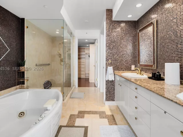 3-bedroom condo for rent in Sunny Isles Beach - 19111 Collins Ave 3406 - MondialRealty
