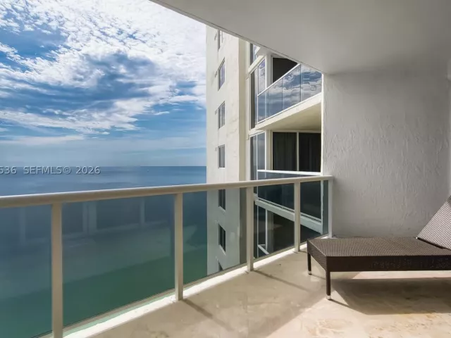 3-bedroom condo for rent in Sunny Isles Beach - 19111 Collins Ave 3406 - MondialRealty