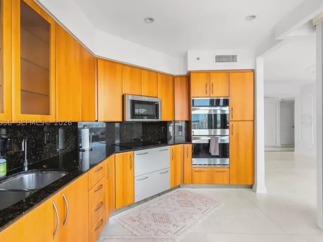 3-bedroom condo for rent in Sunny Isles Beach - 19111 Collins Ave 3406 - MondialRealty