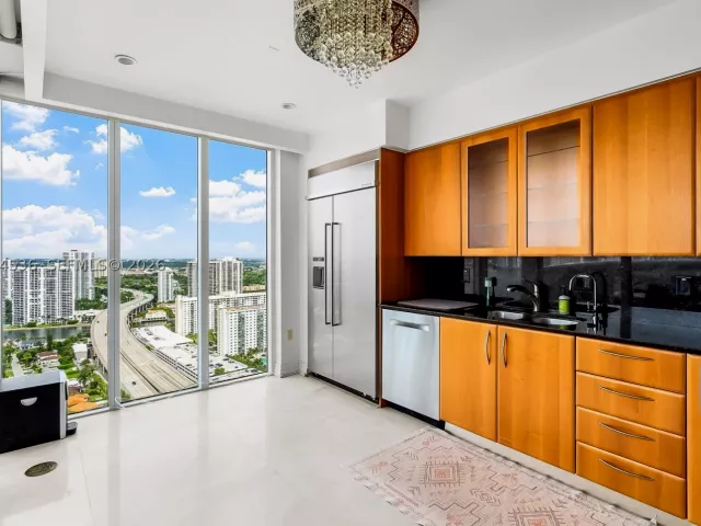 3-bedroom condo for rent in Sunny Isles Beach - 19111 Collins Ave 3406 - MondialRealty