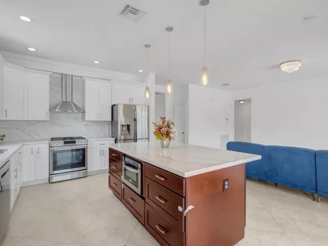4-bedroom home for sale in Pembroke Pines - 14315 NW 16TH Court - MondialRealty