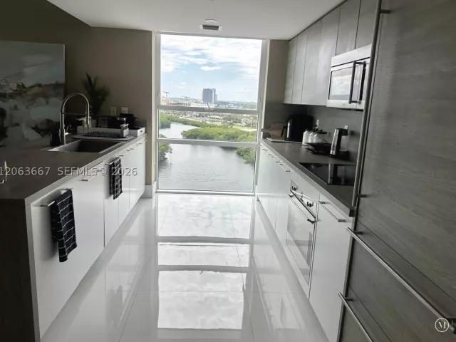 3-bedroom condo for sale in Sunny Isles Beach - 400 Sunny Isles Blvd 1401 - MondialRealty