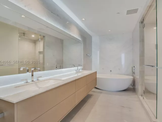 5-bedroom condo for sale in Sunny Isles Beach - 18501 Collins Ave 1804 - MondialRealty