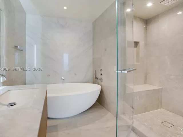 5-bedroom condo for sale in Sunny Isles Beach - 18501 Collins Ave 1804 - MondialRealty