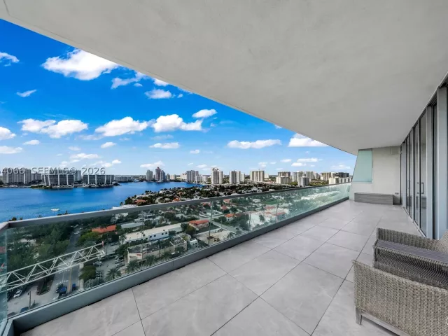 5-bedroom condo for sale in Sunny Isles Beach - 18501 Collins Ave 1804 - MondialRealty