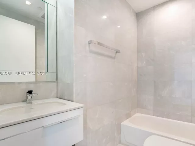 5-bedroom condo for sale in Sunny Isles Beach - 18501 Collins Ave 1804 - MondialRealty