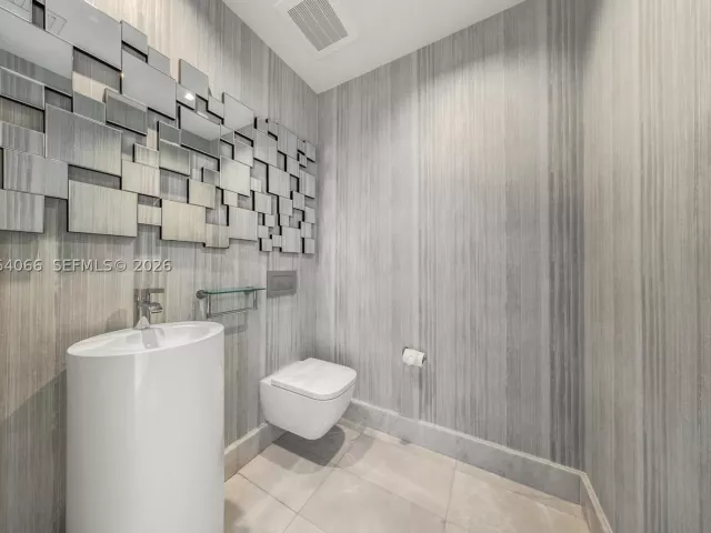 5-bedroom condo for sale in Sunny Isles Beach - 18501 Collins Ave 1804 - MondialRealty