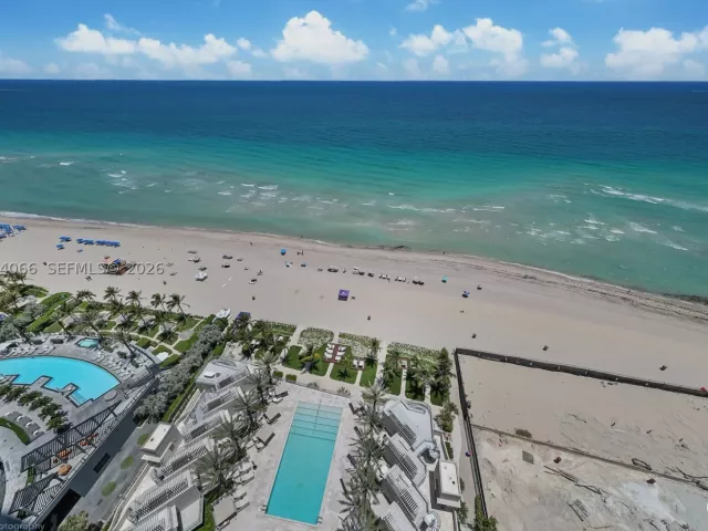 5-bedroom condo for sale in Sunny Isles Beach - 18501 Collins Ave 1804 - MondialRealty