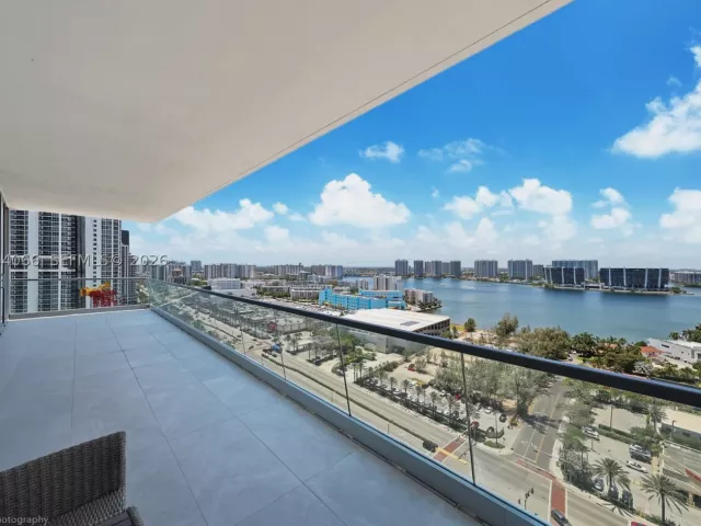 5-bedroom condo for sale in Sunny Isles Beach - 18501 Collins Ave 1804 - MondialRealty