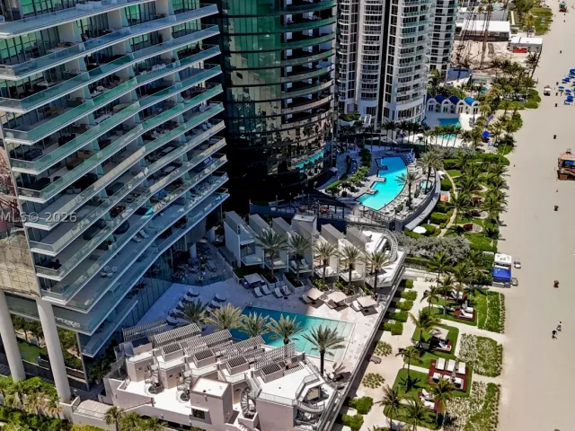 5-bedroom condo for sale in Sunny Isles Beach - 18501 Collins Ave 1804 - MondialRealty