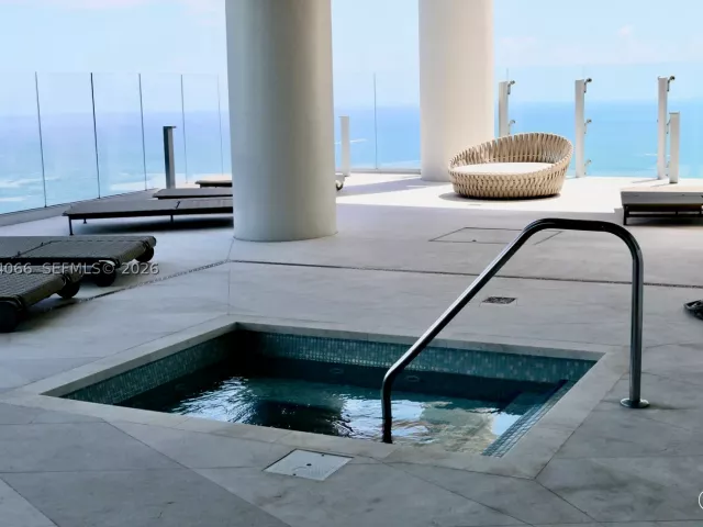 5-bedroom condo for sale in Sunny Isles Beach - 18501 Collins Ave 1804 - MondialRealty