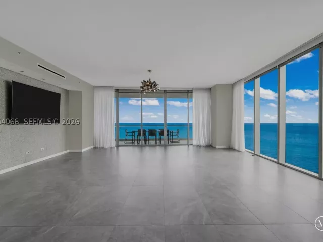 5-bedroom condo for sale in Sunny Isles Beach - 18501 Collins Ave 1804 - MondialRealty