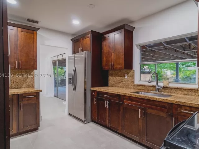 3-bedroom home for sale in Miami - 320 NE 160th St - MondialRealty