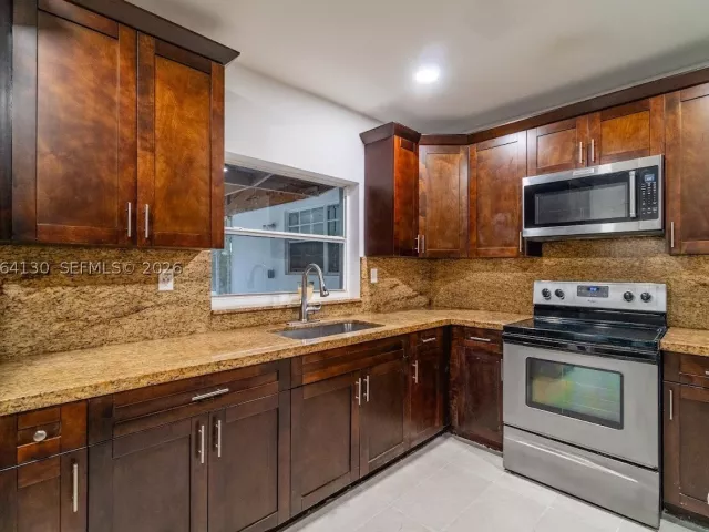 3-bedroom home for sale in Miami - 320 NE 160th St - MondialRealty