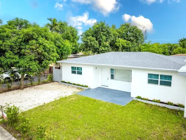 3-bedroom home for sale in Miami - 320 NE 160th St - MondialRealty