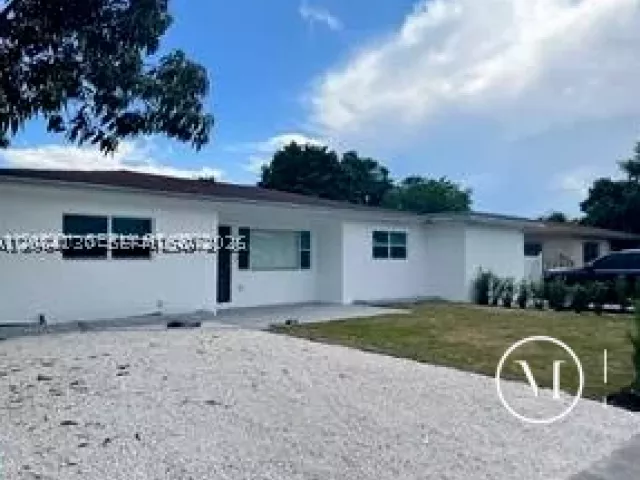 3-bedroom home for sale in Miami - 320 NE 160th St - MondialRealty