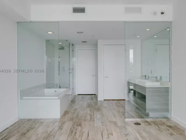 2-bedroom condo for sale in Miami - 650 NE 32nd St 802 - MondialRealty