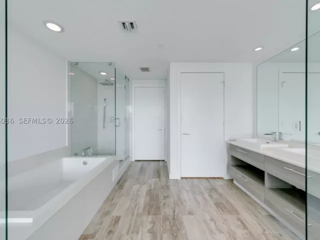 2-bedroom condo for sale in Miami - 650 NE 32nd St 802 - MondialRealty