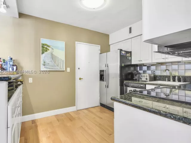 2-bedroom condo for rent in Miami Beach - 5700 Collins Ave 15D - MondialRealty