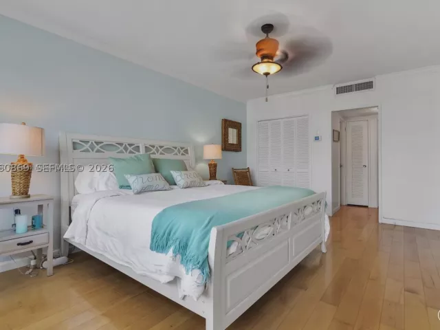 2-bedroom condo for rent in Miami Beach - 5700 Collins Ave 15D - MondialRealty
