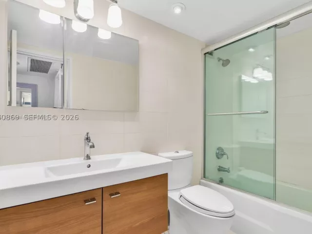 2-bedroom condo for rent in Miami Beach - 5700 Collins Ave 15D - MondialRealty