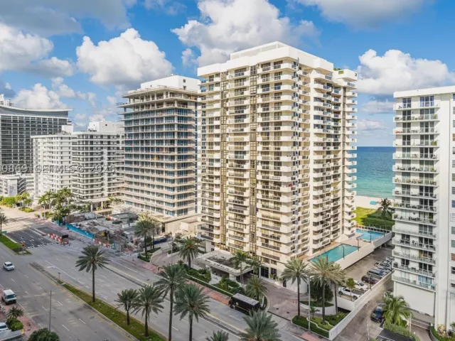 2-bedroom condo for rent in Miami Beach - 5700 Collins Ave 15D - MondialRealty