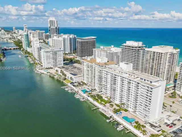 2-bedroom condo for rent in Miami Beach - 5700 Collins Ave 15D - MondialRealty