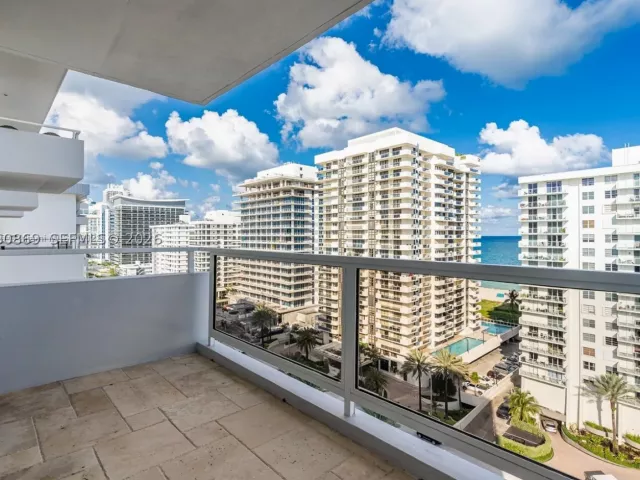 2-bedroom condo for rent in Miami Beach - 5700 Collins Ave 15D - MondialRealty