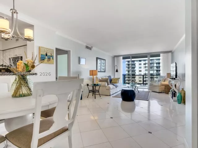 2-bedroom condo for rent in Miami Beach - 5700 Collins Ave 15D - MondialRealty