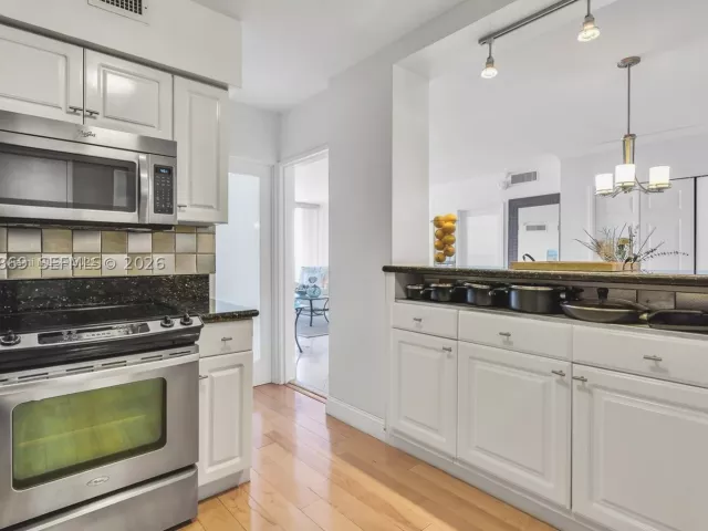 2-bedroom condo for rent in Miami Beach - 5700 Collins Ave 15D - MondialRealty