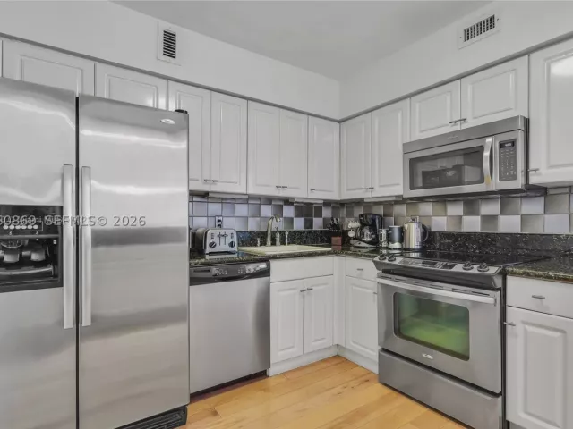 2-bedroom condo for rent in Miami Beach - 5700 Collins Ave 15D - MondialRealty