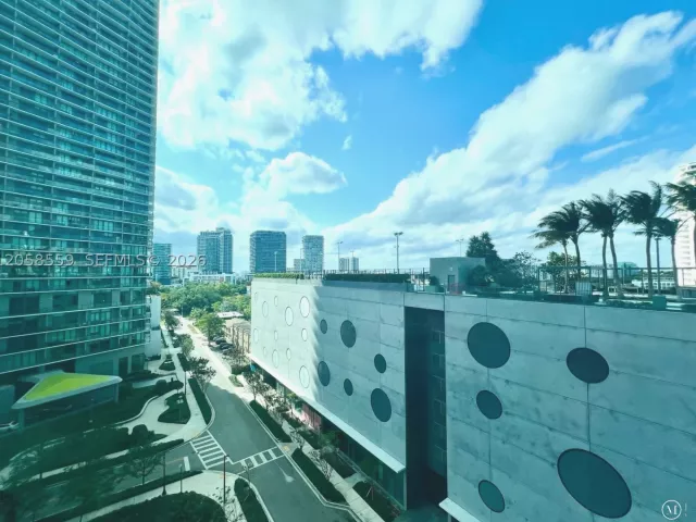 1-bedroom condo for sale in Miami - 650 NE 32nd St 908 - MondialRealty