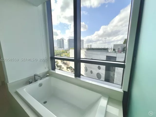 1-bedroom condo for sale in Miami - 650 NE 32nd St 908 - MondialRealty