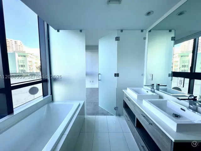 1-bedroom condo for sale in Miami - 650 NE 32nd St 908 - MondialRealty
