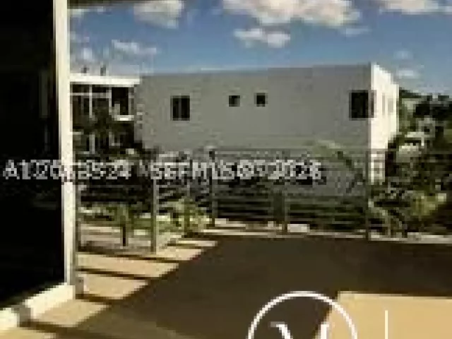 5-bedroom home for rent in Miami - 10125 NW 75 terr - MondialRealty