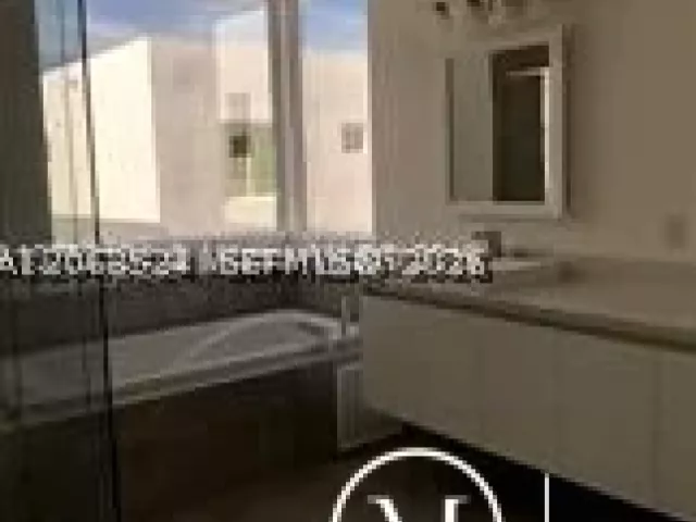 5-bedroom home for rent in Miami - 10125 NW 75 terr - MondialRealty