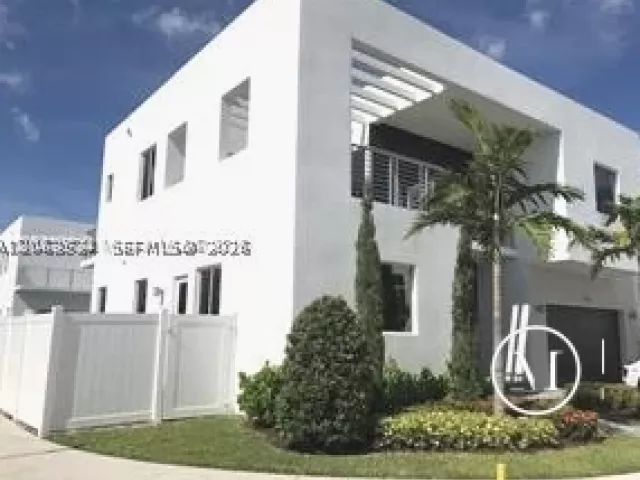 5-bedroom home for rent in Miami - 10125 NW 75 terr - MondialRealty