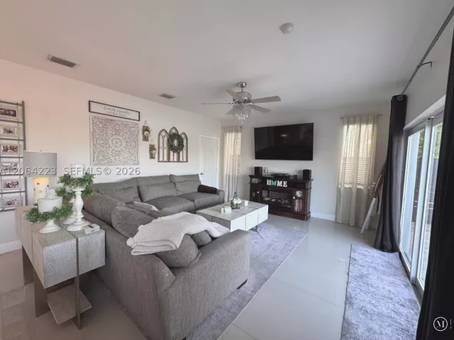 6-bedroom home for sale in Homestead - 3964 NE 15th St - MondialRealty