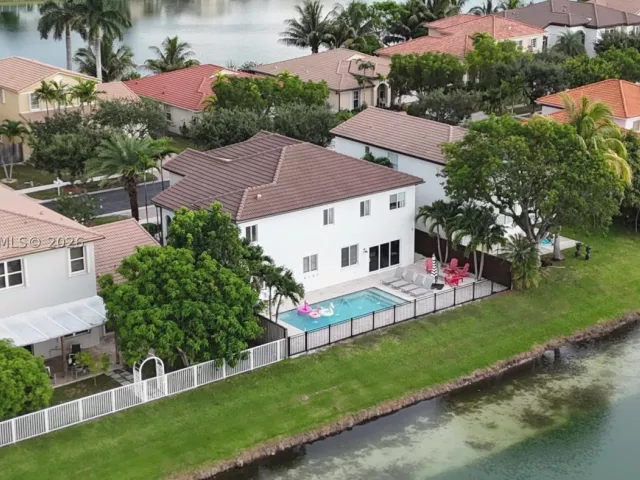 6-bedroom home for sale in Homestead - 3964 NE 15th St - MondialRealty