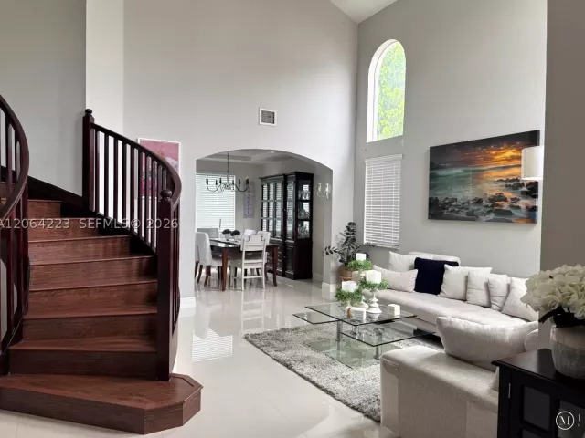 6-bedroom home for sale in Homestead - 3964 NE 15th St - MondialRealty